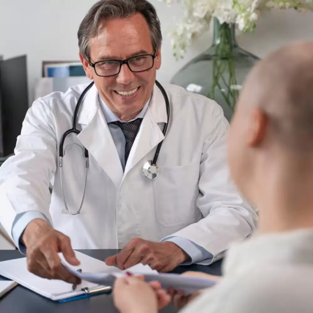 An occupational health practitioner providing advice